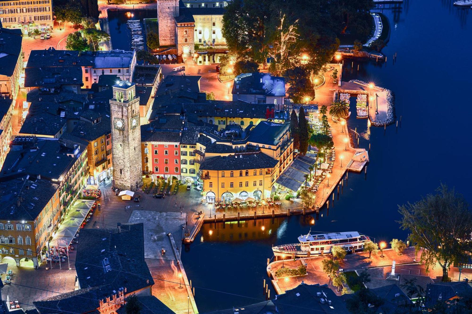 Appartamento Emma - Happy Rentals Riva del Garda Ngoại thất bức ảnh